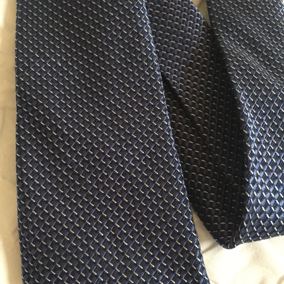 Michael Kors Classic 100% Silk Tie - Picture 3 of 5